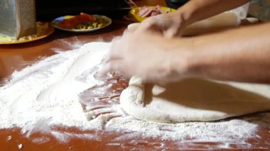 pizza pişirme hamur, adam kneads, Aile mutfakta yemek. 4 k. yakın çekim