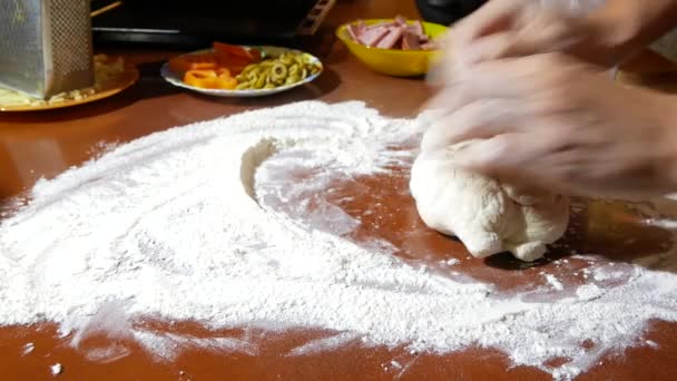 Człowiek wyrabia ciasto, gotowania pizza, Rodzina jest gotowanie w kuchni. 4 k. zbliżenie — Wideo stockowe
