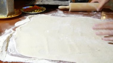 pizza pişirme hamur, adam kneads, Aile mutfakta yemek. 4 k. yakın çekim