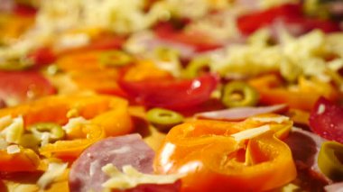 yakın çekim, eller üzerinde hamur pizza için dolgu yayıldı. pişirme pizza, Aile mutfakta yemek pişiriyor. 4k