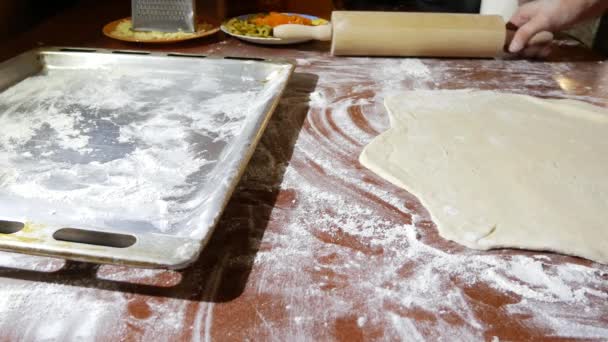 Mannen knådar degen, matlagning pizza, familjen matlagning i köket. 4 k. närbild — Stockvideo
