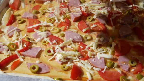 Detail, ruce šíří náplň na těsto na pizzu. vaření pizza, rodina je vaření v kuchyni. 4k — Stock video