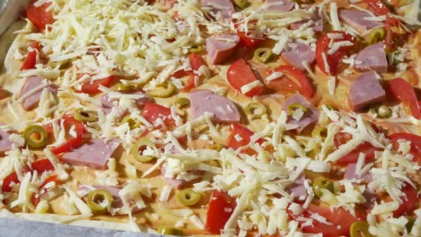 Nahaufnahme, Hände streichen die Füllung auf den Teig für die Pizza. Während die Familie Pizza kocht, kocht sie in der Küche. 4k — Stockvideo