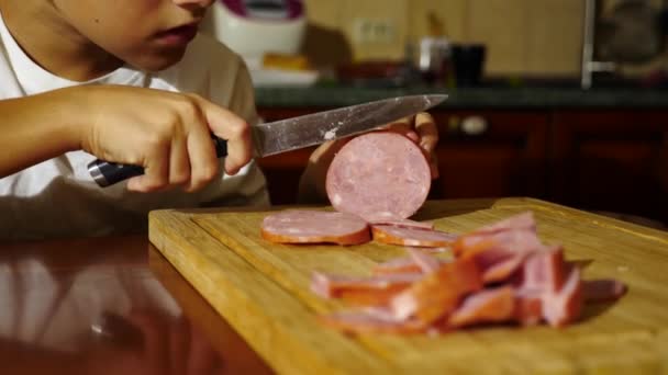 Irmão e irmã cortaram um recheio para pizza. cozinhando pizza, a família está cozinhando na cozinha. 4k — Vídeo de Stock