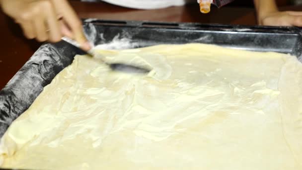 Γκρο πλαν, χέρια απλώνουμε πάνω τη γέμιση στη ζύμη για πίτσα. μαγείρεμα πίτσα, η οικογένεια είναι το μαγείρεμα στην κουζίνα. 4k — Αρχείο Βίντεο