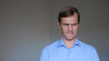 4 k. yakın çekim güzel adam. genç bir adam portresi. beden dili ve hareketleri. o utanıyor ve dudaklarını ısırıyor