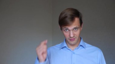 4 k. yakın çekim. genç bir adam portresi. beden dili ve hareketleri. Alin onu parmak ile musluklar