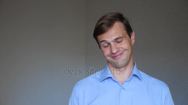 Close-up de homem com retrato feliz sorrindo câmera lenta luz natural suave no centro da cultura rosto, ele acena com a cabeça dela em acordo e sorri — Vídeo de Stock