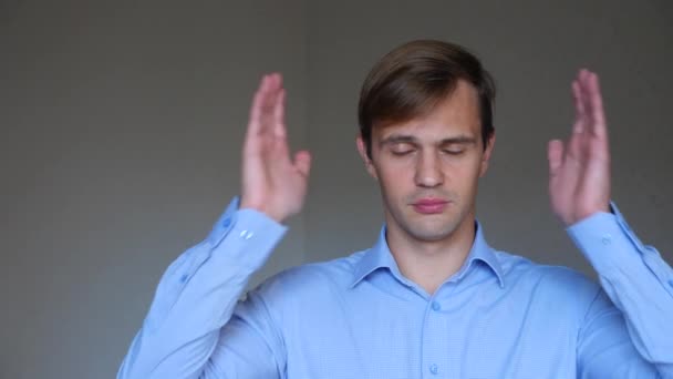 4 k. close-up. Portret van een jonge man. lichaamstaal en gebaren. Hij sluit haar oren met haar handen, niet wil luisteren. — Stockvideo