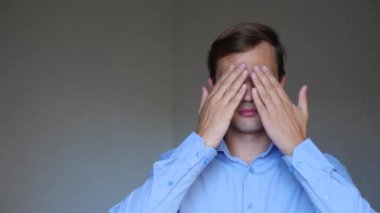 4 k. yakın çekim. genç bir adam portresi. beden dili ve hareketleri. elleriyle gözlerini kapatır, görmek istiyorum değil.