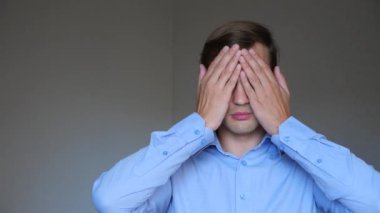 4 k. yakın çekim. genç bir adam portresi. beden dili ve hareketleri. elleriyle gözlerini kapatır, görmek istiyorum değil.