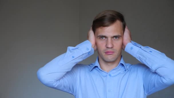 4k. Ferme là. portrait d'un jeune homme. langage corporel et gestes. il couvre ses oreilles, ses yeux et se tait — Video