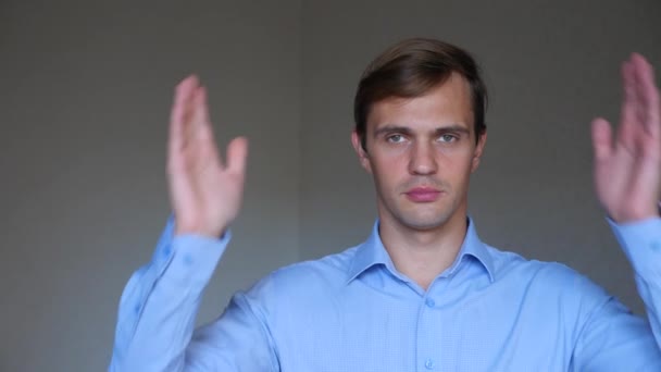 4 k. close-up. Portret van een jonge man. lichaamstaal en gebaren. Hij behandelt haar oren, ogen en is stil — Stockvideo