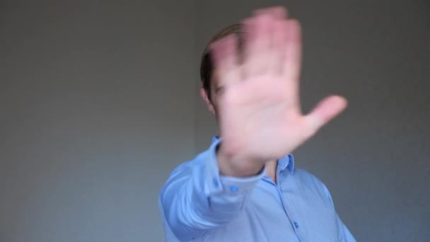 4k. Nahaufnahme. Porträt eines jungen Mannes. Körpersprache und Gesten. Uneinigkeit, Ablehnung. er zeigt ihre Handfläche, was Stopp bedeutet. — Stockvideo