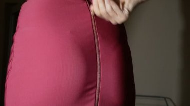 Parmaklar kırmızı etek fermuar kolaydı. görünür külot ve kalça. yakın çekim, ayrıntıları.