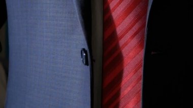 Ceketinin üstünde bir düğme kadar düğmelerini tanınmaz halde bir iş adamı.