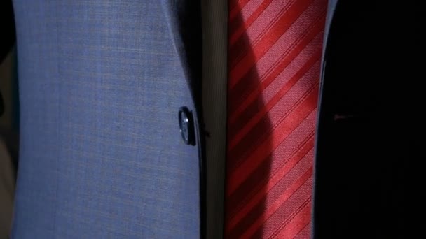 Een onherkenbaar zakenman een knop op zijn jas dichtknopen. — Stockvideo