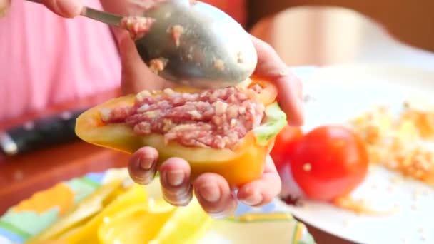 Mãos de mulheres preparando abobrinha recheada com carne picada e pimentas búlgaras. 4k, câmera lenta, close-up — Vídeo de Stock