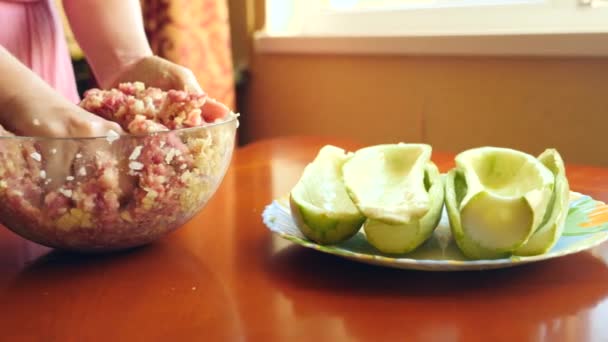 Le mani delle donne che preparano zucchine farcite con carne macinata e peperoni bulgari. 4k, rallentatore, primo piano — Video Stock