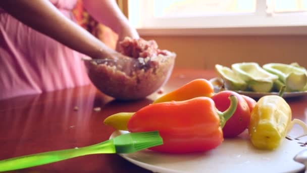 Dámské ruce přípravy cuketa plněná mletým masem a bulharské papriky. 4 k, Zpomalený, detail — Stock video