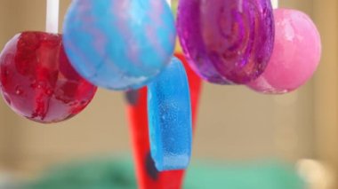 renkli lolipop havada asılı. 4 k yavaş hareket