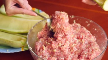 Kabak hazırlama kadın eller kıyma ve Bulgar biber dolması. 4 k, yavaş hareket, yakın çekim