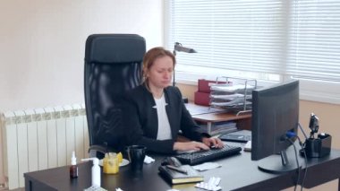 Grip dokusunda burun üfleme ile hasta iş kadını. ofiste. 4k