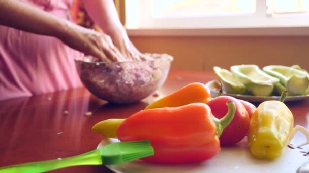 Tangan wanita mempersiapkan zucchini diisi dengan daging cincang dan paprika Bulgaria. 4k, slow-motion, close-up — Stok Video