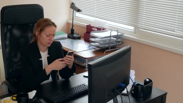 Femme d'affaires malade avec la grippe qui se mouche dans les tissus. dans le bureau. 4k — Video