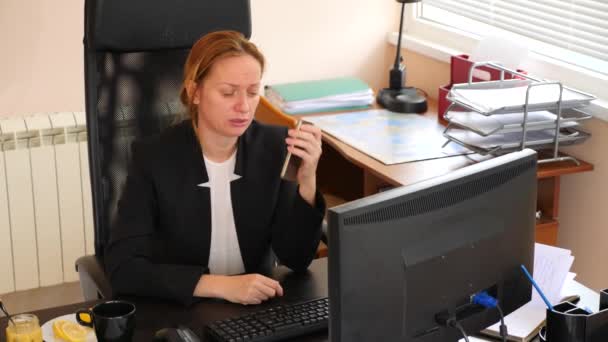 Mulher de negócios doente com gripe a assoar o nariz no tecido. no escritório. 4k, câmera lenta — Vídeo de Stock