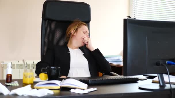 Хвора ділова жінка з грипом, що дме носом у тканини. в офісі. 4k, повільний рух — стокове відео