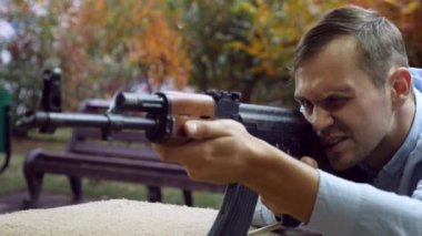 genç adam bir oyun Dash bir Kalaşnikof saldırı tüfeği, 4 k, airsoft üzerinden vuruyor