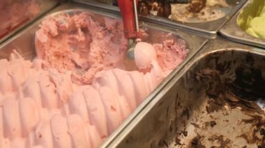 Sokakta dondurma satışları. el dondurma topları buzdolabından çeker. 4k
