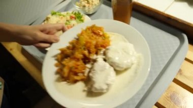 yemekleri yemek yemek odasında kendine bir tepsi ile. 4 k. yakın çekim