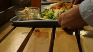 yemekleri yemek yemek odasında kendine bir tepsi ile. 4 k. yakın çekim