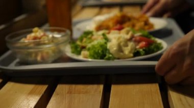 yemekleri yemek yemek odasında kendine bir tepsi ile. 4 k. yakın çekim