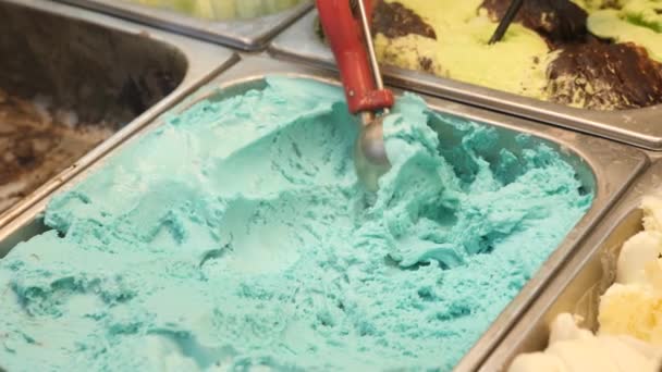 Vendite di gelato per strada. la mano tira palle di gelato da frigorifero. 4k — Video Stock