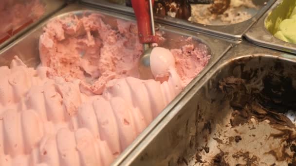 Продажа мороженого на улице. Рука вытаскивает шарики мороженого из холодильника. 4k — стоковое видео