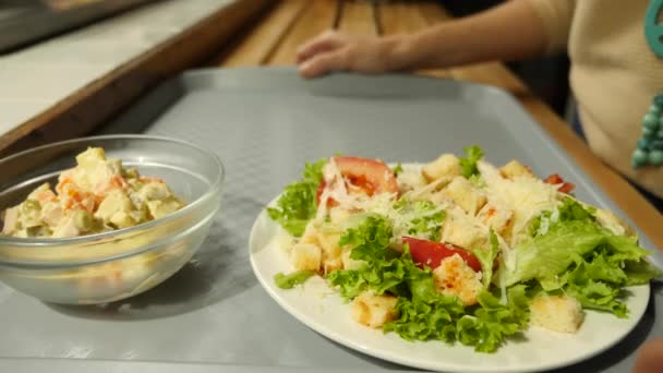 Πιάτα με το φαγητό σε ένα δίσκο στην τραπεζαρία σελφ-σέρβις. 4 k. γκρο πλαν — Αρχείο Βίντεο