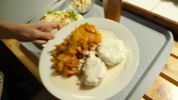 Platos con comida en una bandeja en el comedor de autoservicio. 4k. primer plano — Vídeos de Stock
