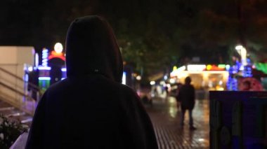 Bir gece sokakta hood daimi bir adam silüeti. 4k