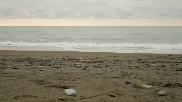 波と人けのないビーチ。4 k — ストック動画