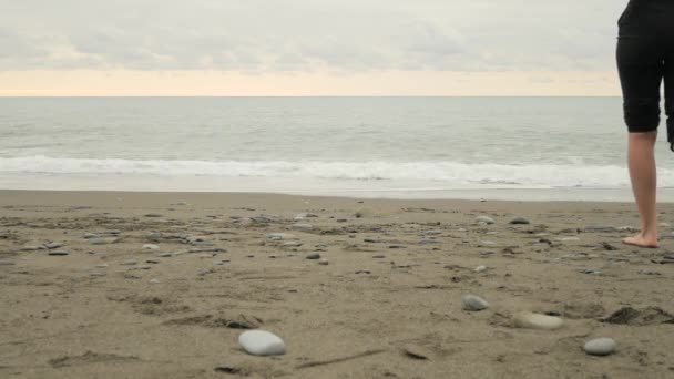 Opérateur vidéo enlève entreprise Femme sur une plage déserte. 4k, flux de travail . — Video