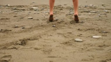 Takım elbise ayakta Beach iş adamı. denize atlar. 4k, ağır çekim.