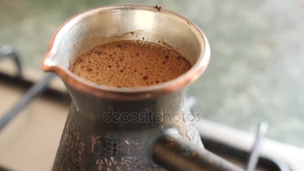 Faites bouillir le café des Turcs. Sur la cuisinière à gaz se trouve un Turc gravé en cuivre avec un café courant. Café en cours d'exécution de près. délai imparti — Video