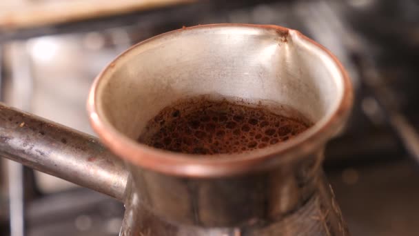 터키에서 커피를 끓인 다. 가스 난로 실행 중인 커피와 함께 구리 새겨진된 터크. 커피 실행을 닫습니다. 시간 경과 — 비디오