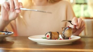 Biri milli mutfağının patlıcan ceviz ile bir lokantada yemek yer. Fındık, otlar ve nar taneleri ile lezzetli kızarmış patlıcan. Bir fincan Gürcü mutfağı.