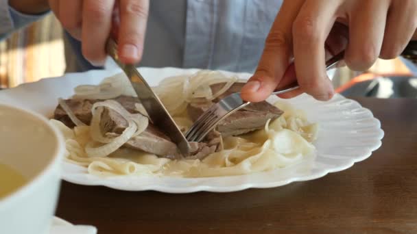 Кто-то ест бешбармак в ресторане национальной кухни. 4К, замедленная съемка. макро — стоковое видео
