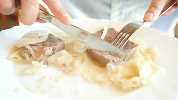Iemand eet beshbarmak in het restaurant van nationale keuken. 4k, slow-motion. Close-up — Stockvideo