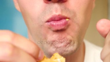 yakın çekim, adam yiyor, fast food, tavuk nuggets, kanatları ve patates kızartması.